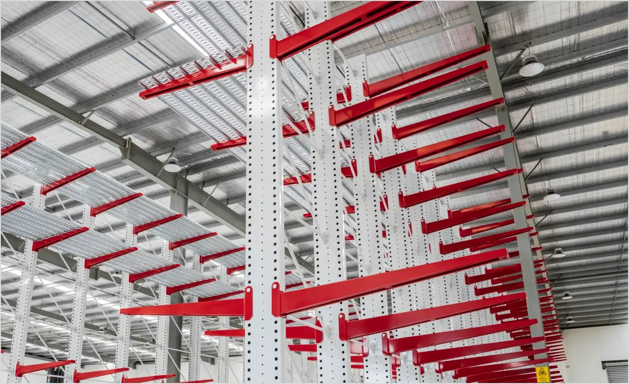 Double-sided cantilever racking system with arms extending on both sides for high-capacity storage